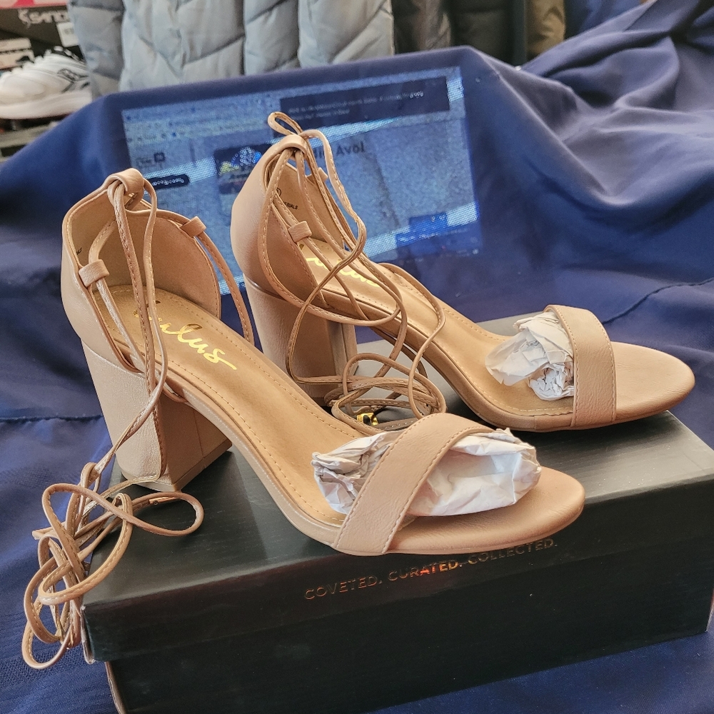 Ladies heel sandals
